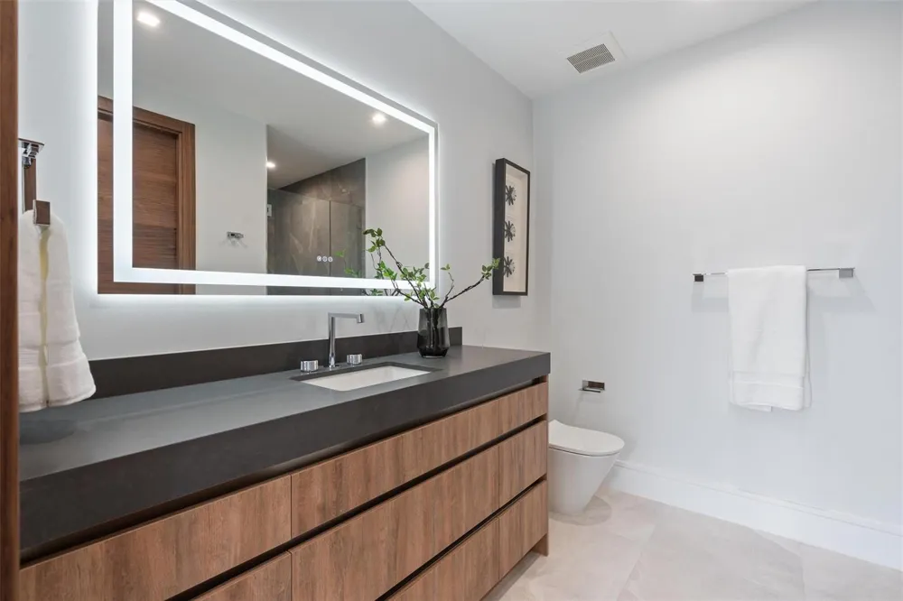2000 Harbourview Drive Fort Lauderdale, FL 33316