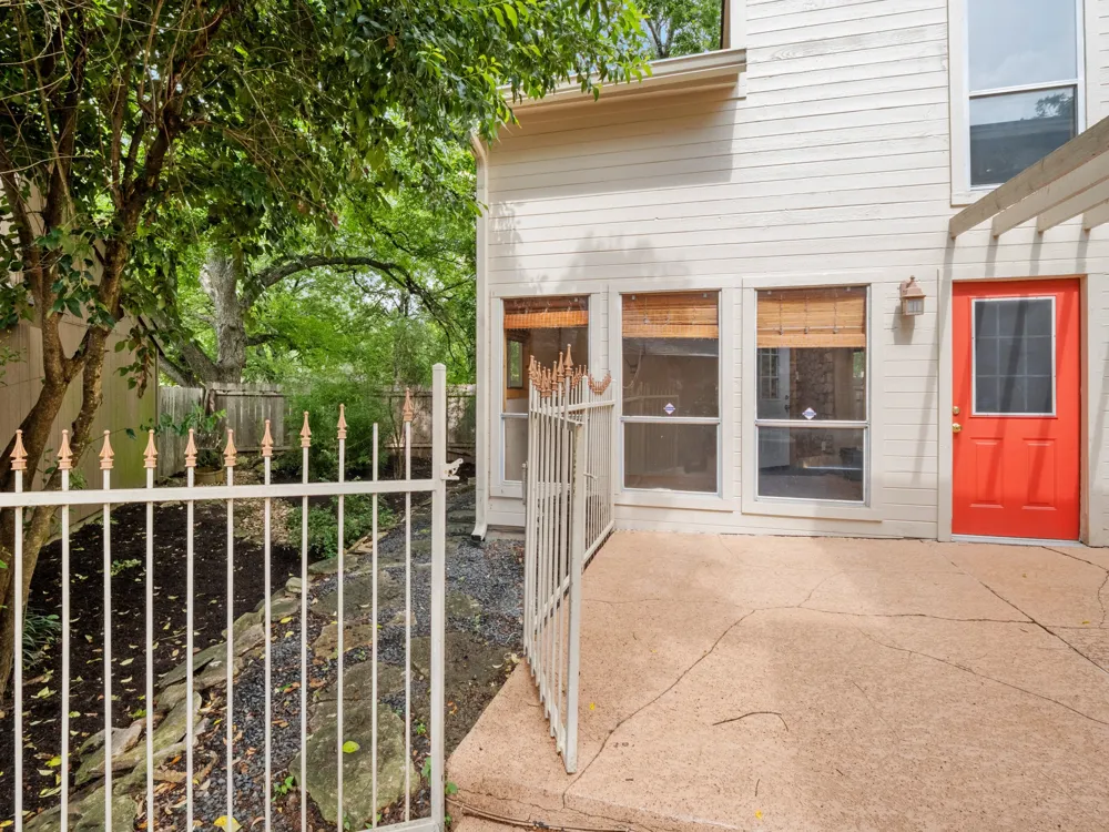 6109 Grass Hollow Austin, TX 78750