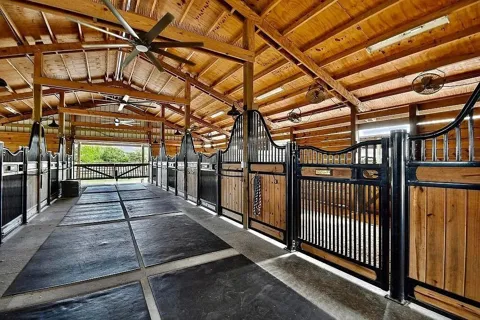 7565 Polo Square