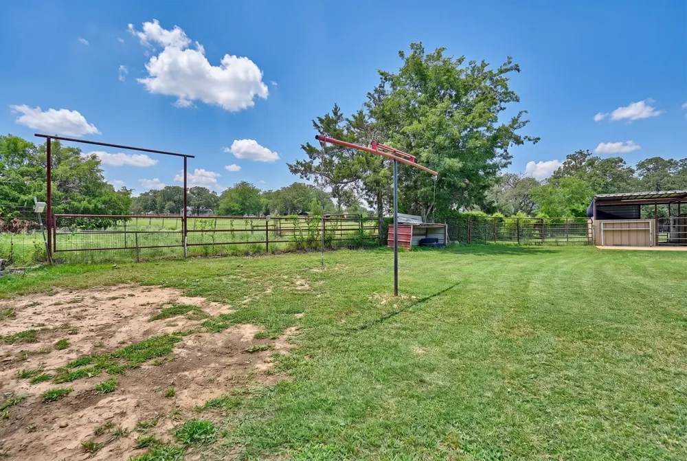 4057 W HIGHWAY 21 Paige, TX 78659