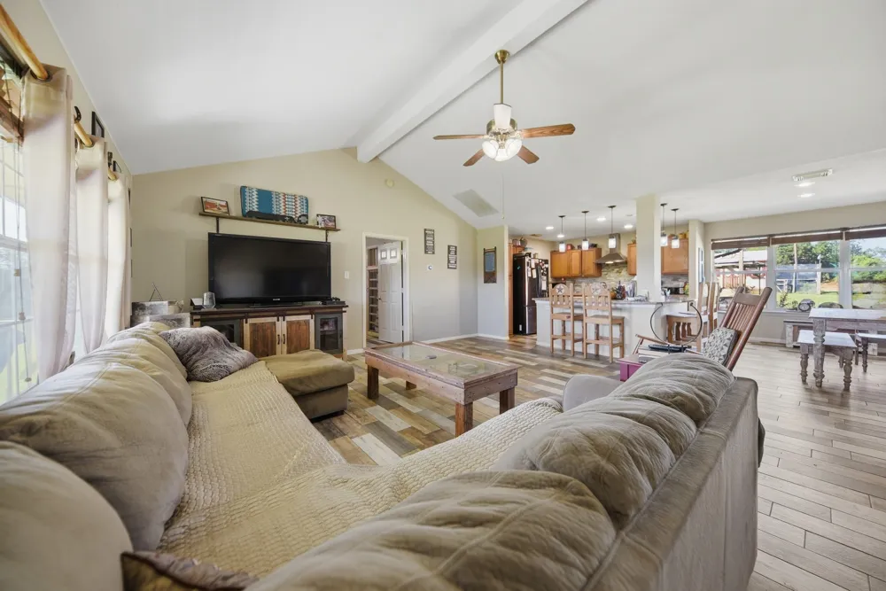 4057 W HIGHWAY 21 Paige, TX 78659