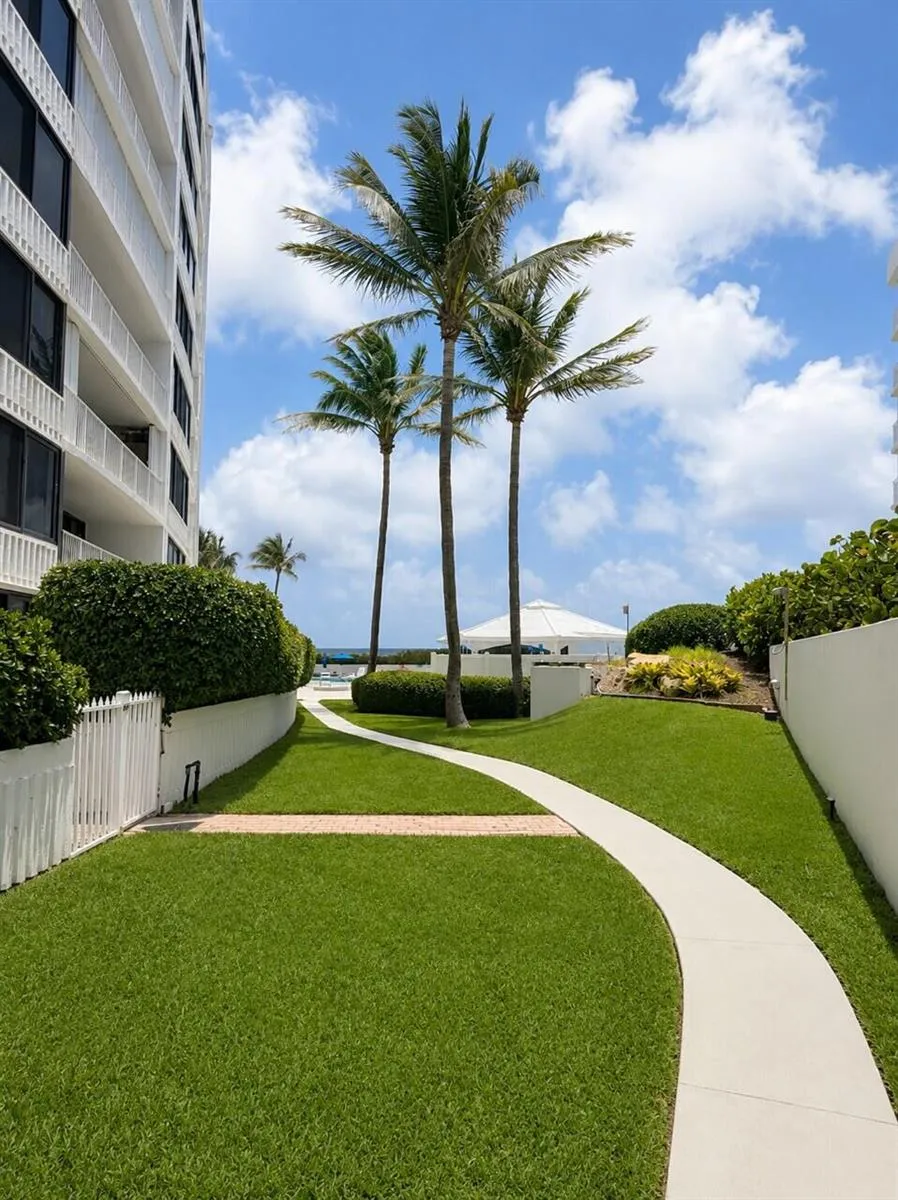 3589 S Ocean Boulevard #404 South Palm Beach, FL 33480