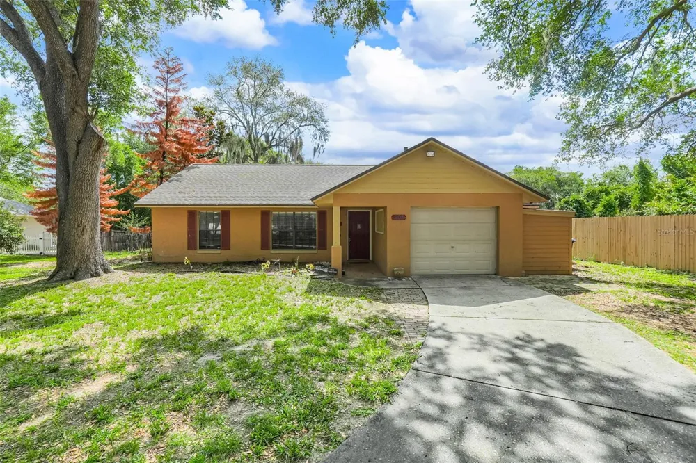 207 HOWARD COURT Mascotte, FL 34753