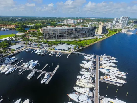 136 Lakeshore Drive #211