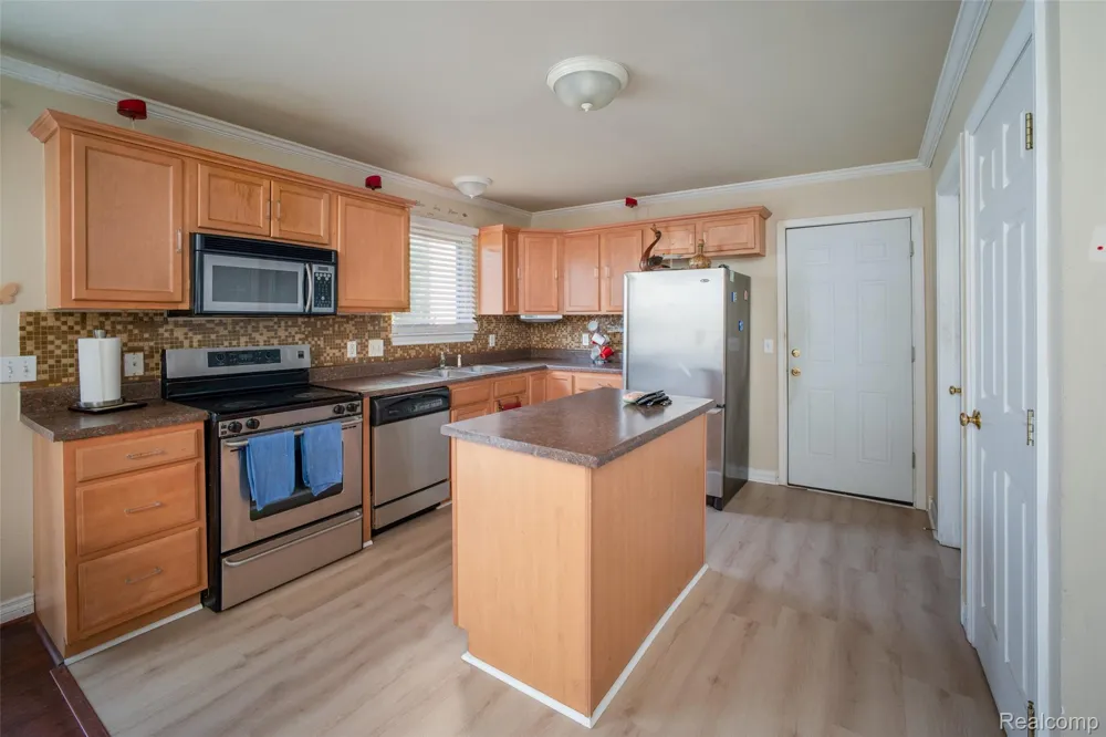 28136 Fortson Lane Inkster City, MI 48141