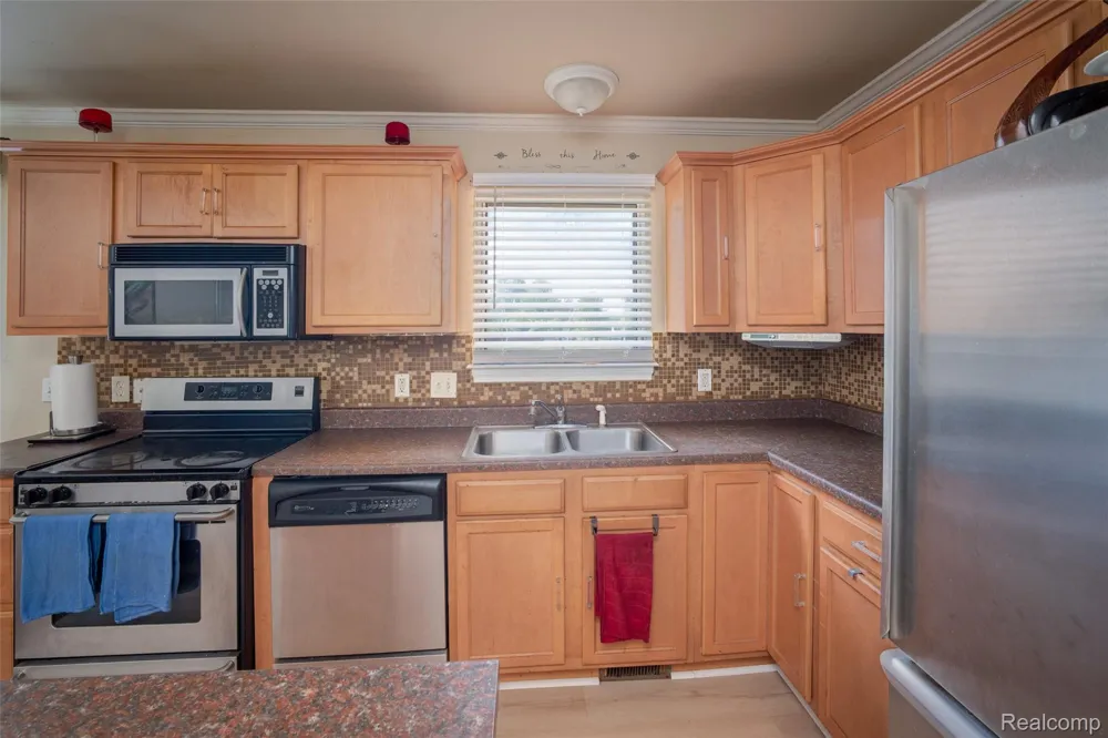 28136 Fortson Lane Inkster City, MI 48141