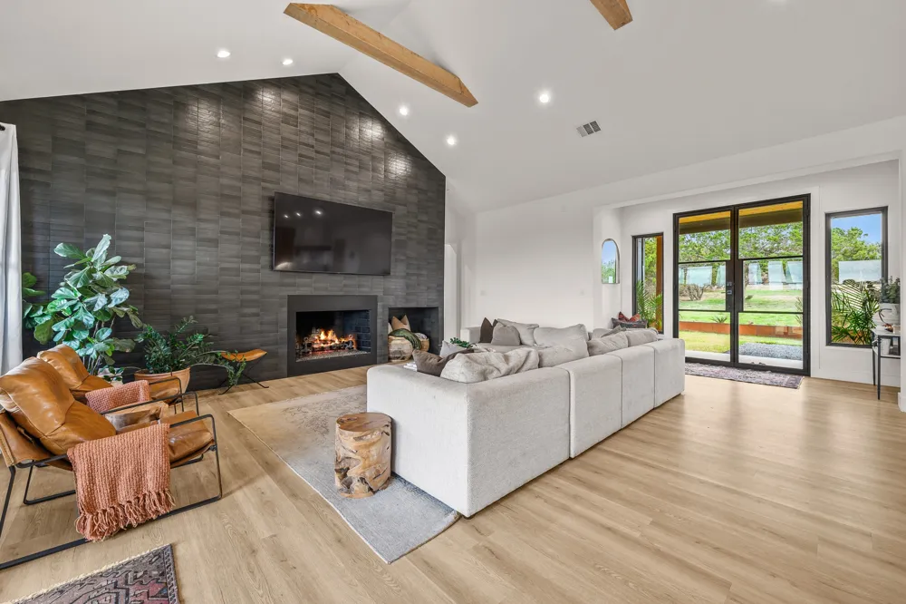 107 W Lakeshore Drive Dripping Springs, TX 78620