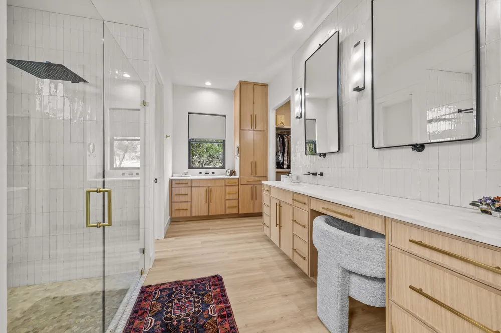 107 W Lakeshore Drive Dripping Springs, TX 78620