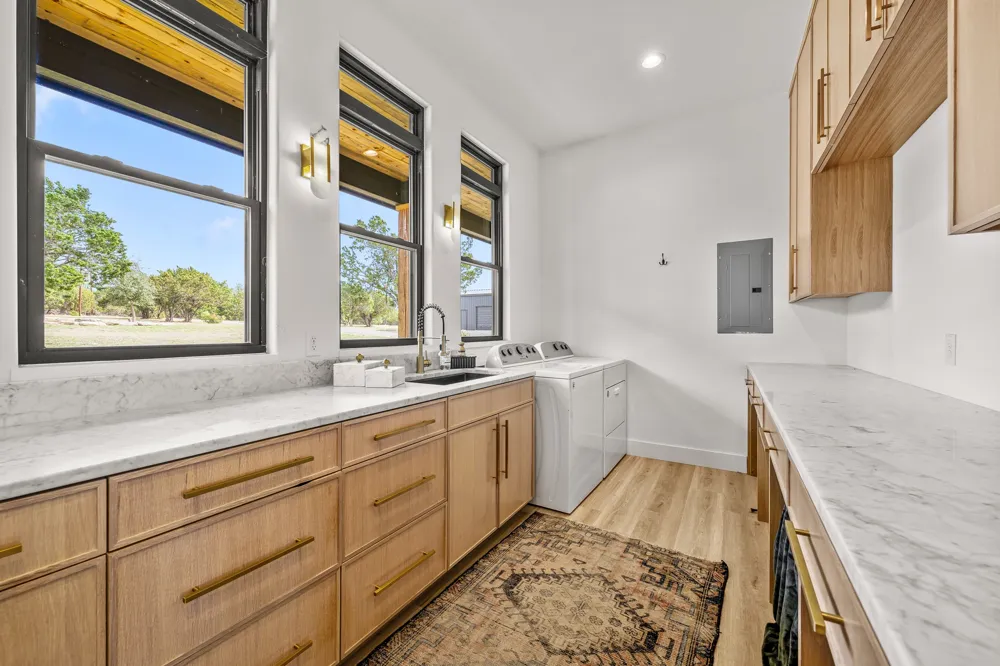 107 W Lakeshore Drive Dripping Springs, TX 78620