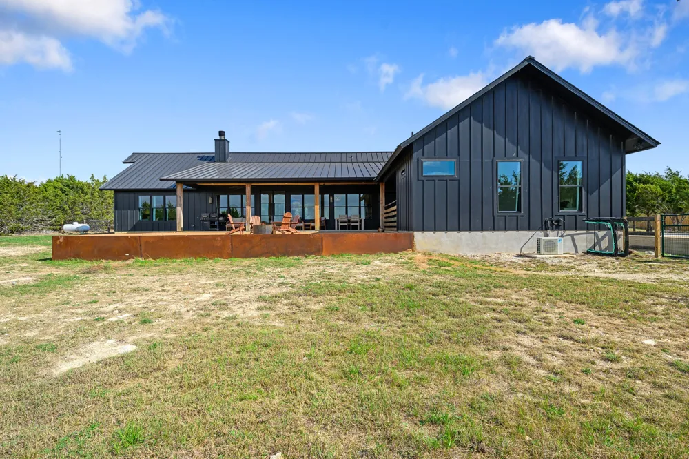 107 W Lakeshore Drive Dripping Springs, TX 78620