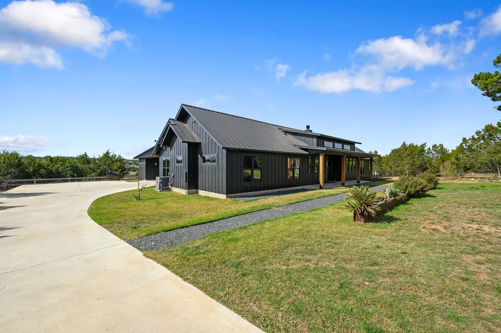 107 W Lakeshore Drive Dripping Springs, TX 78620