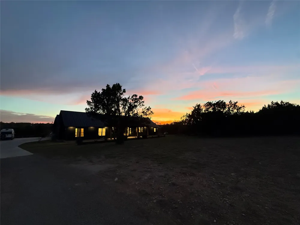 107 W Lakeshore Drive Dripping Springs, TX 78620