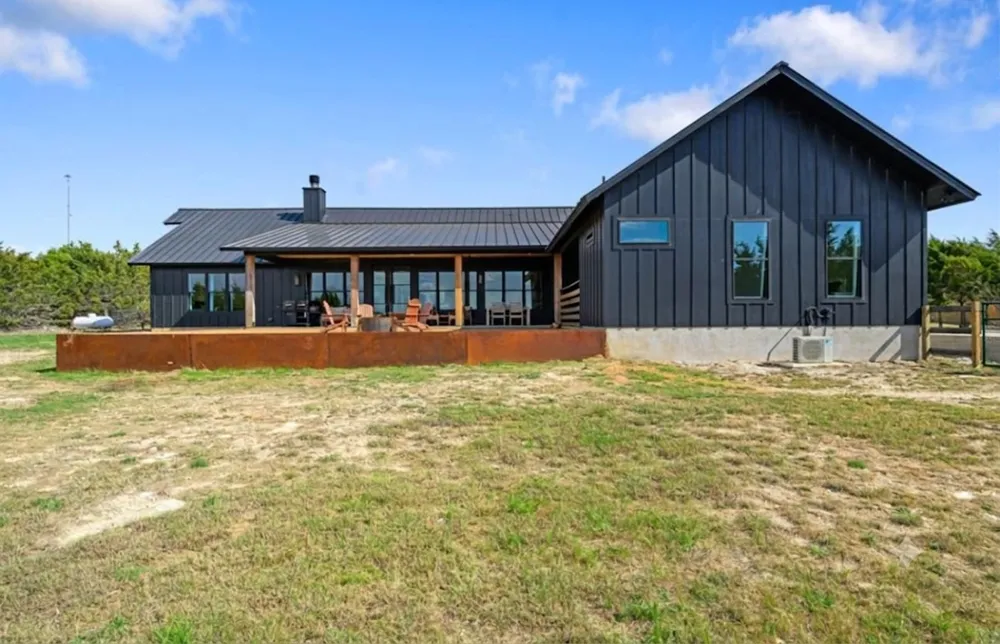 107 W Lakeshore Drive Dripping Springs, TX 78620