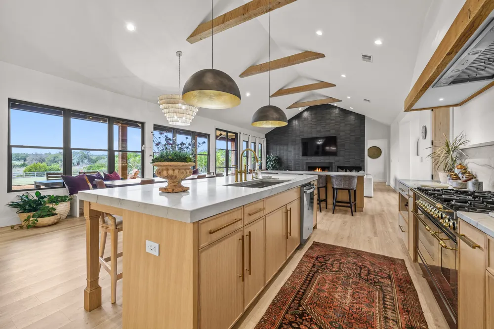107 W Lakeshore Drive Dripping Springs, TX 78620