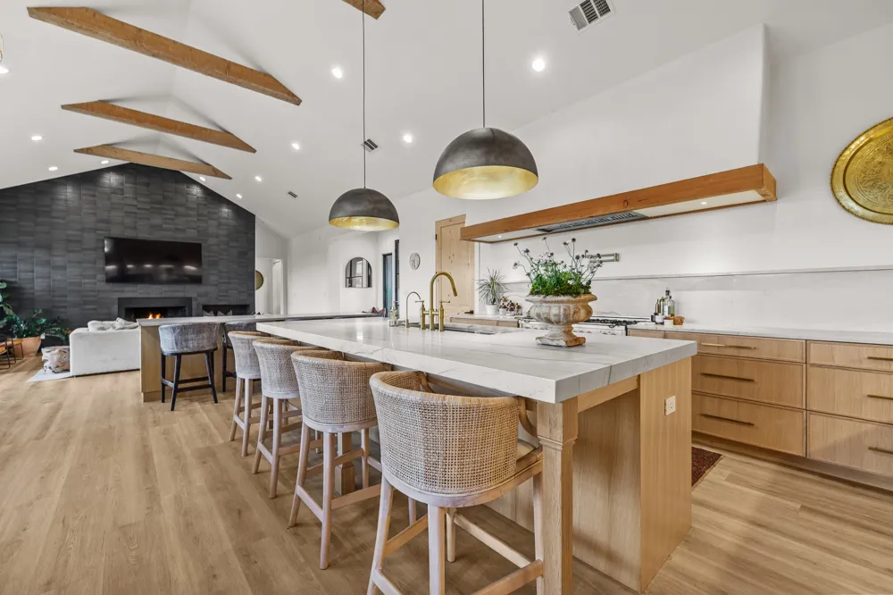 107 W Lakeshore Drive Dripping Springs, TX 78620
