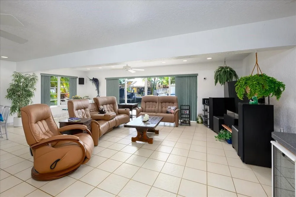 200 SE 11th Street Pompano Beach, FL 33060