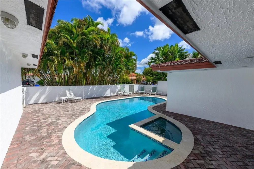 200 SE 11th Street Pompano Beach, FL 33060