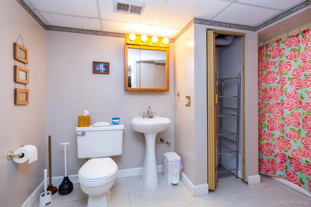 4237 Wakefield Road Berkley City, MI 48072