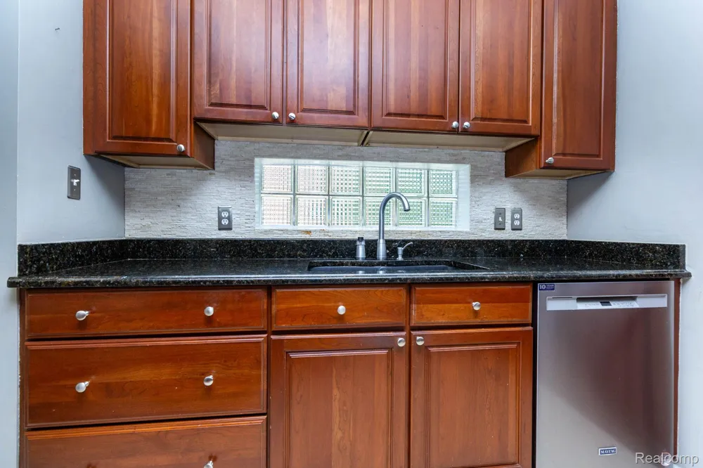 4237 Wakefield Road Berkley City, MI 48072