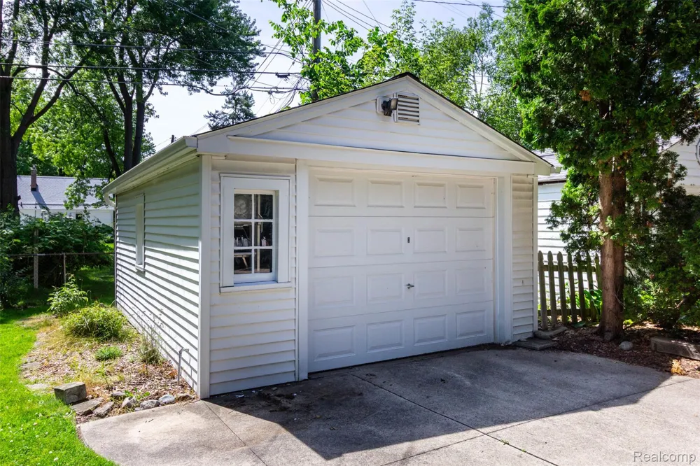 4237 Wakefield Road Berkley City, MI 48072