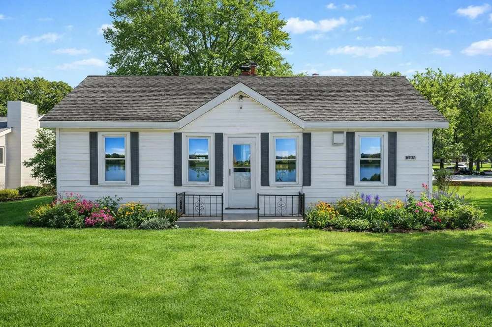11637 Algonquin Drive Hamburg Township, MI 48169