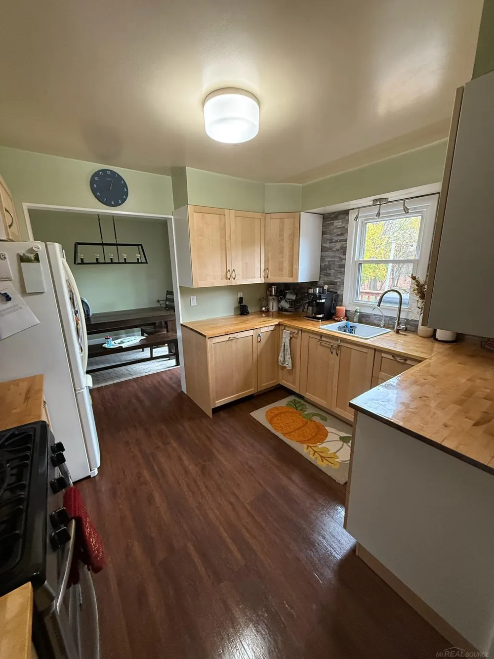 8549 Oakside Street Portage City, MI 49002