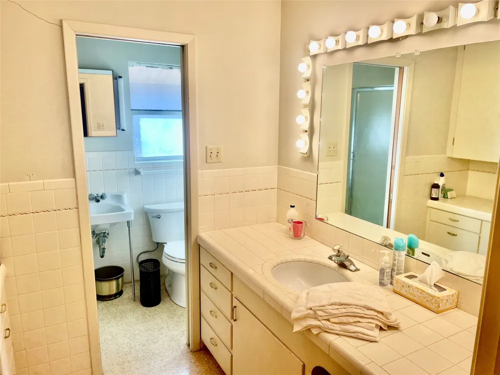 1306 E Central Comanche, TX 76442