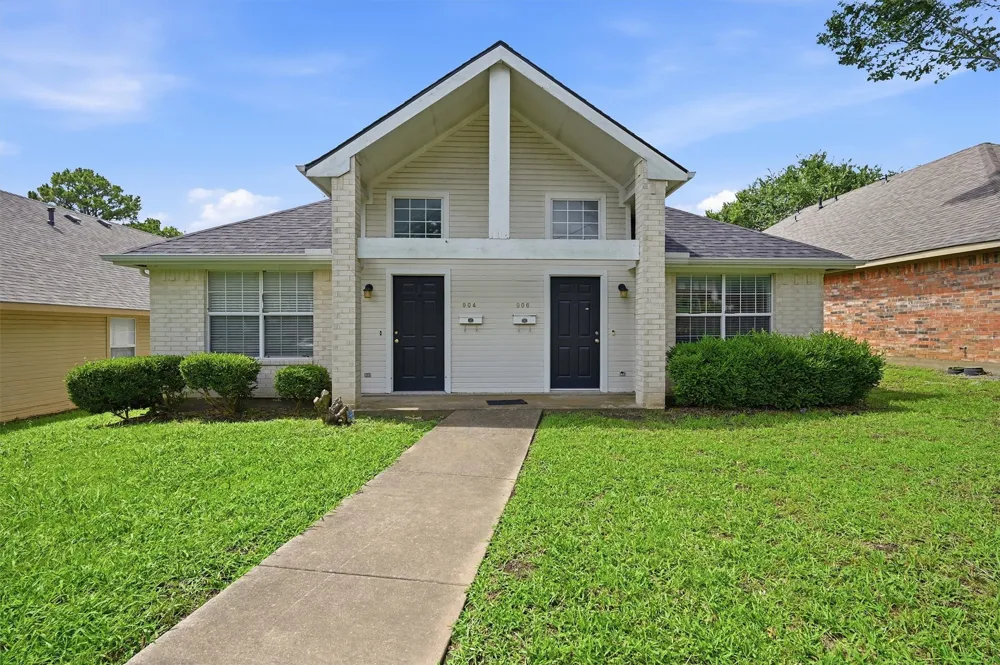 906 W Houston Street Sherman, TX 75092