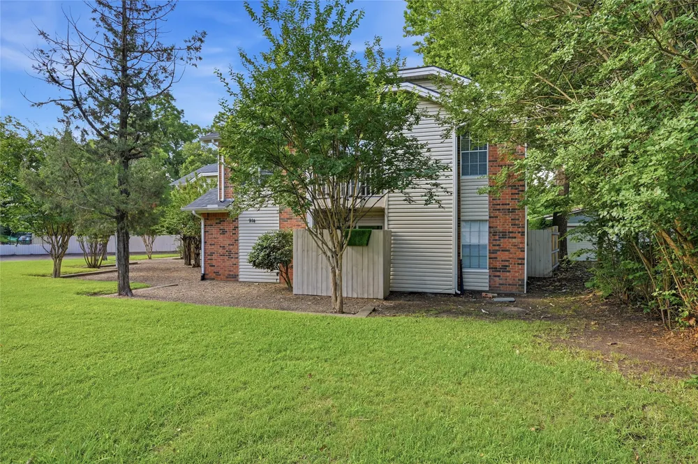 914 W Washington Street #F Sherman, TX 75092