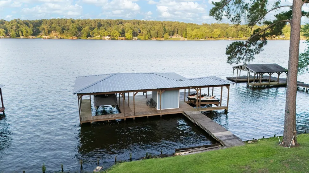 2118 W Lake Drive Gladewater, TX 75647