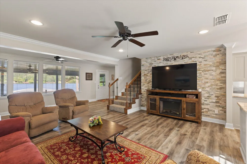 2118 W Lake Drive Gladewater, TX 75647