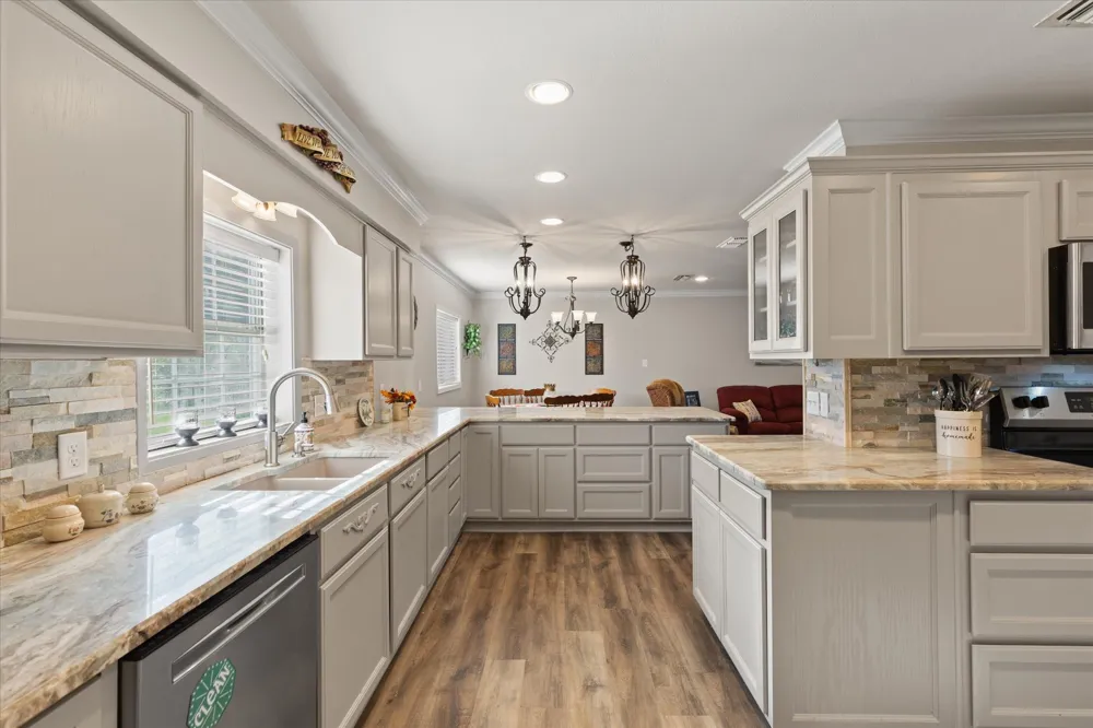2118 W Lake Drive Gladewater, TX 75647