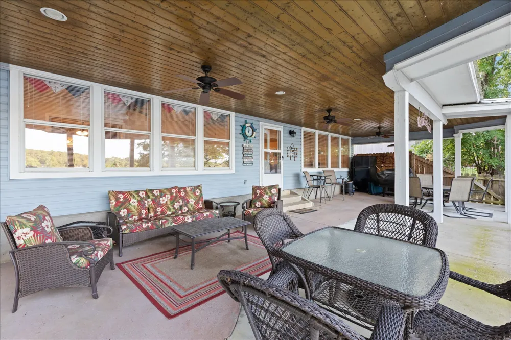 2118 W Lake Drive Gladewater, TX 75647