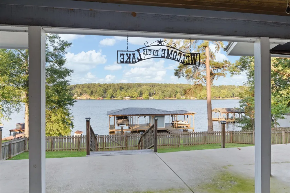 2118 W Lake Drive Gladewater, TX 75647