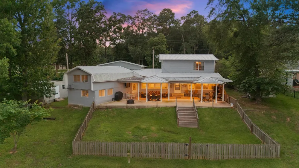 2118 W Lake Drive Gladewater, TX 75647