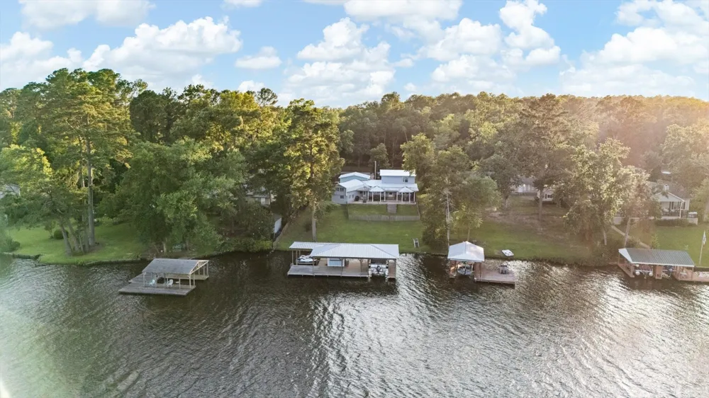 2118 W Lake Drive Gladewater, TX 75647