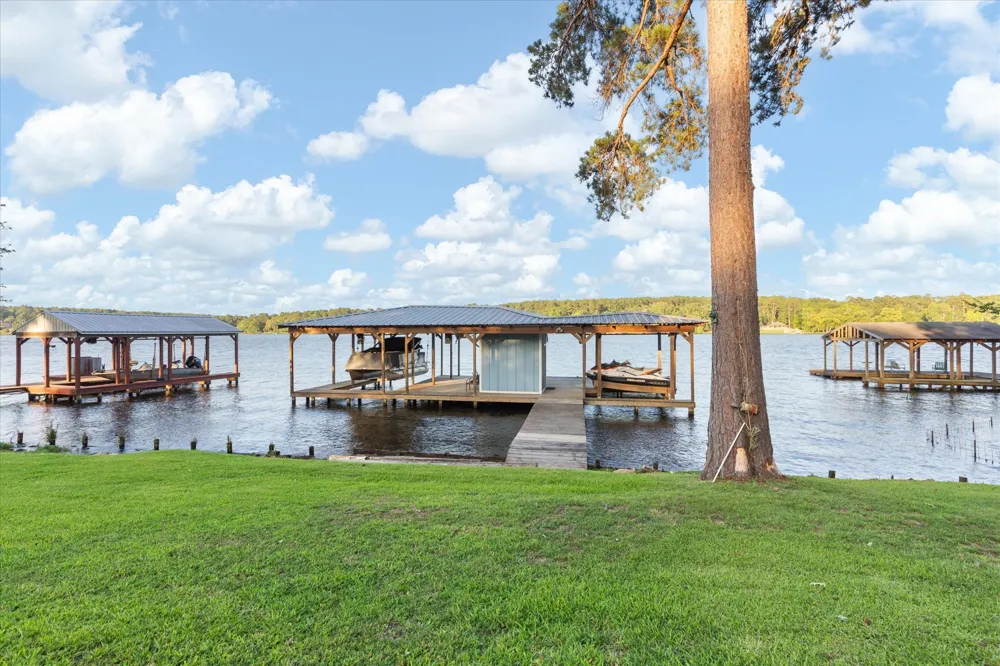 2118 W Lake Drive Gladewater, TX 75647