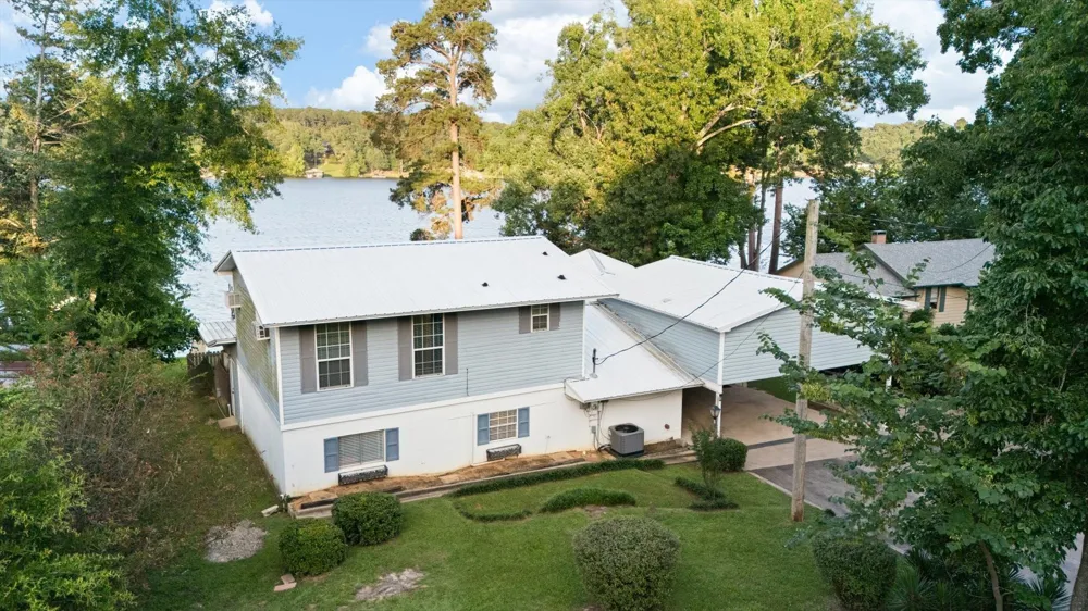 2118 W Lake Drive Gladewater, TX 75647