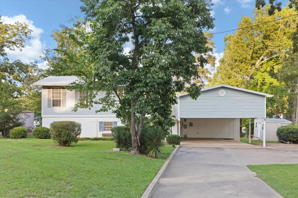 2118 W Lake Drive Gladewater, TX 75647