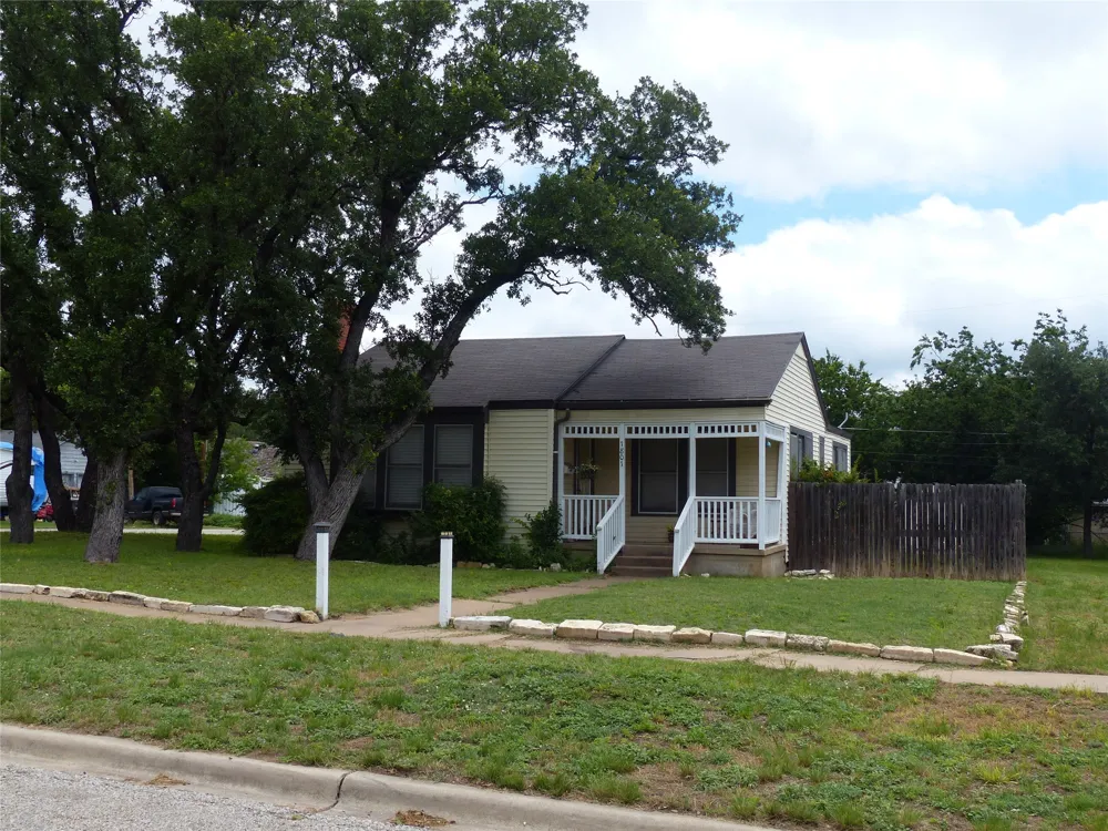 1801 Pine Brady, TX 76825
