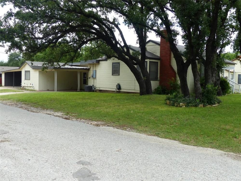1801 Pine Brady, TX 76825