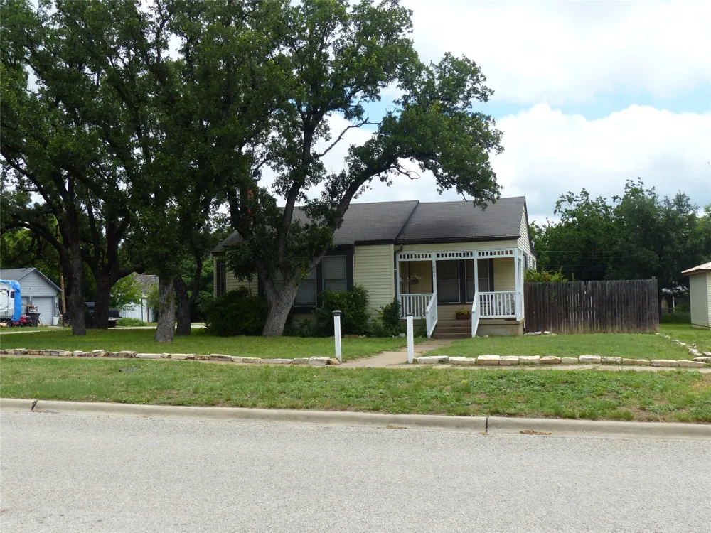 1801 Pine Brady, TX 76825