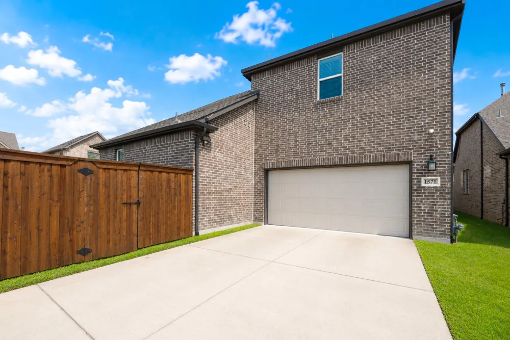 1571 Amesbury Way Farmers Branch, TX 75234