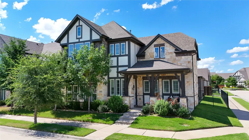 1571 Amesbury Way Farmers Branch, TX 75234
