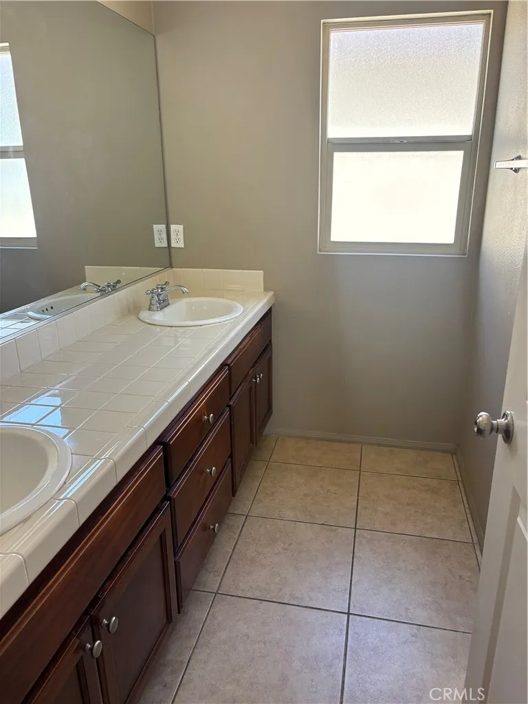 9382 Phoenix Pacoima, CA 91331