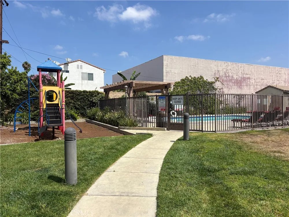 9382 Phoenix Pacoima, CA 91331