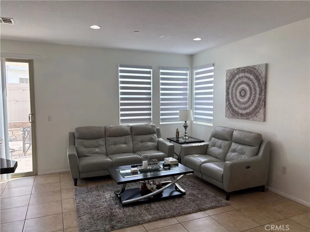 9382 Phoenix Pacoima, CA 91331
