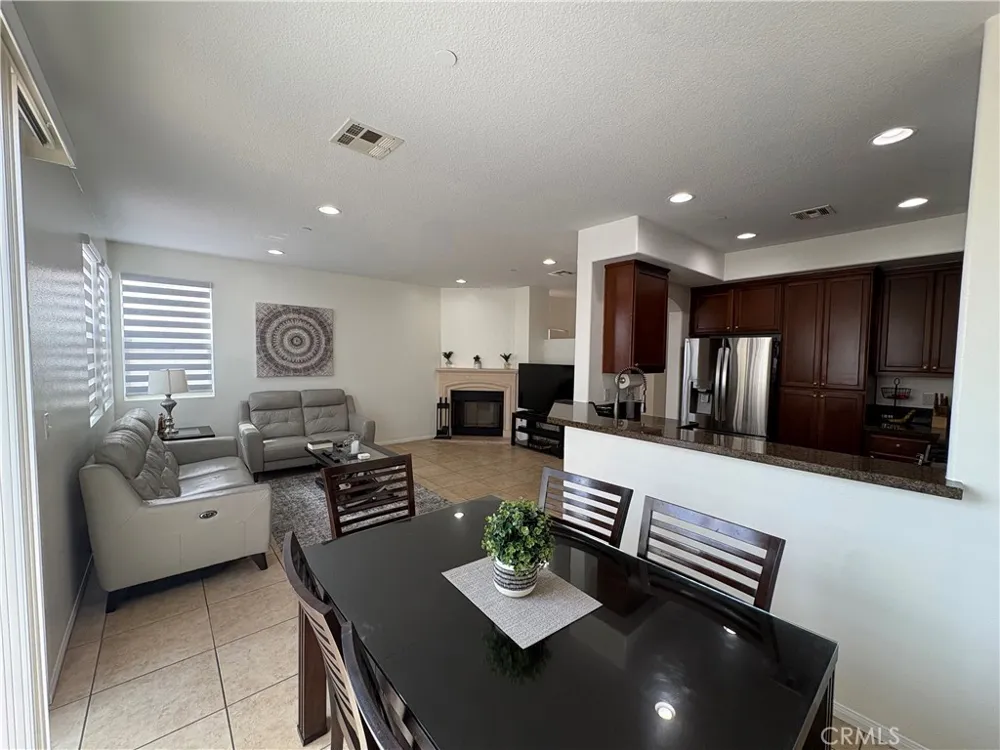 9382 Phoenix Pacoima, CA 91331