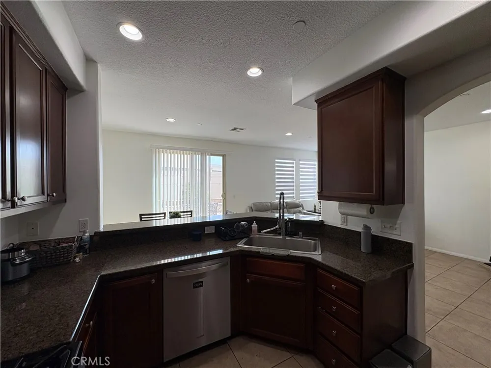 9382 Phoenix Pacoima, CA 91331
