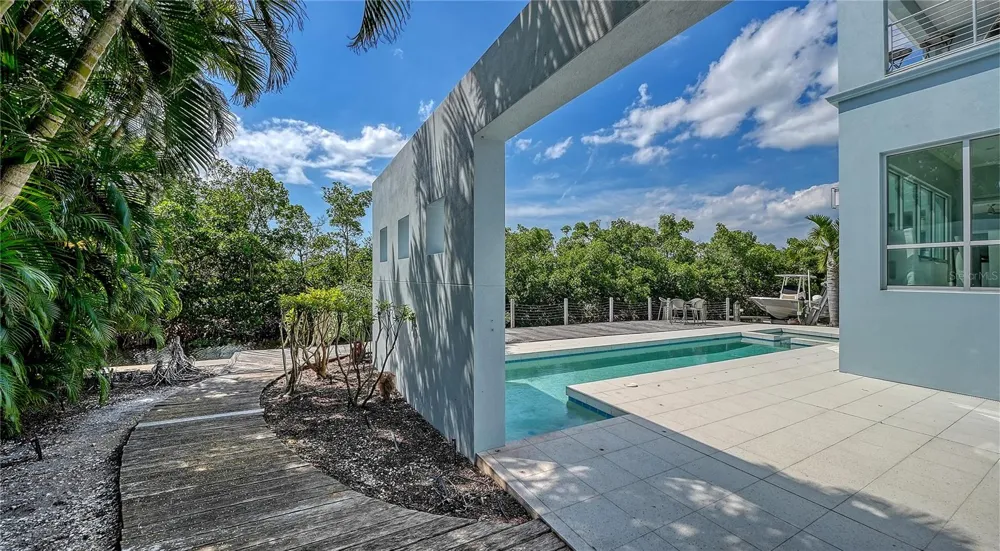705 JUNGLE QUEEN WAY Longboat Key, FL 34228